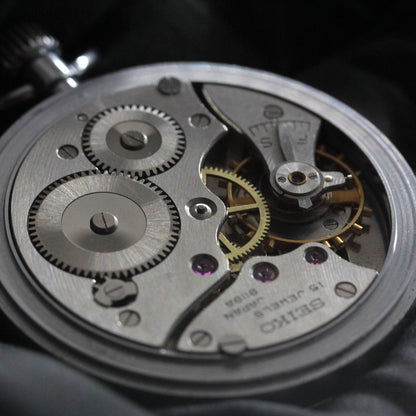 オーバーホール済で、日差30秒以内に調整します 昭和46年の19セイコー鉄道時計/15石/秒針止め機能/絶版時計/19seiko-1317