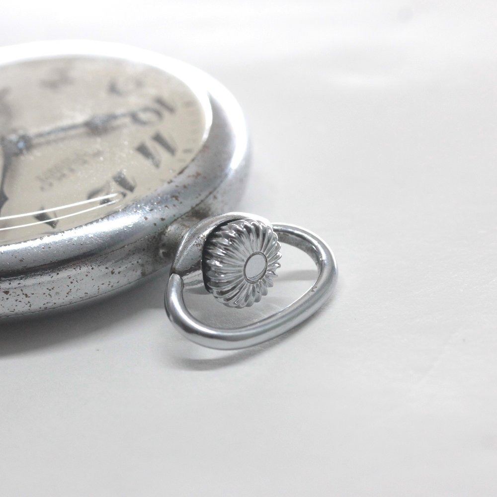 すでに絶版の懐中時計で、もう新品では手に入らないとても希少な時計です。