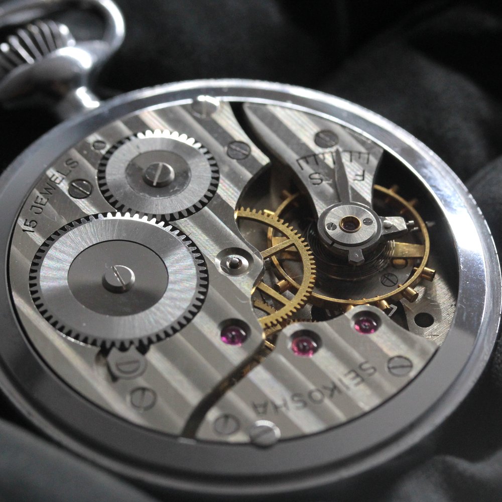 コート・ド・ジュネーブ仕上げの美しいムーブメントが搭載