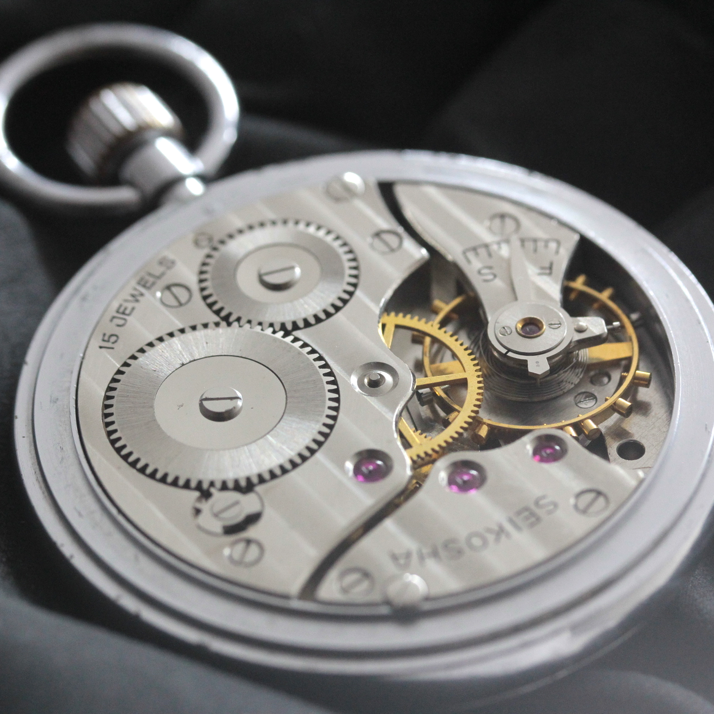 昭和35年から42年まで生産されたコート・ド・ジュネーブ仕上げのムーブメント