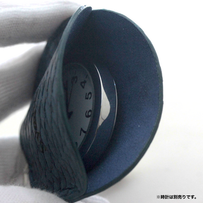 懐中時計専用革サック オリジナル 真鯛　 魚革 オーシャンブルー  s-leathercase-oceanblue-madai 時計を入れた様子