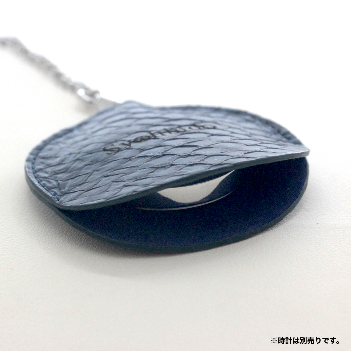 懐中時計専用革サック オリジナル 真鯛　 魚革 オーシャンブルー  s-leathercase-oceanblue-madai 時計を入れた様子