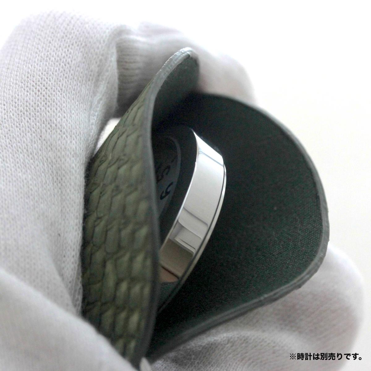 懐中時計専用革サック オリジナル 真鯛　 魚革 シーグリーン  s-leathercase-seagreen-madai 時計を入れた様子