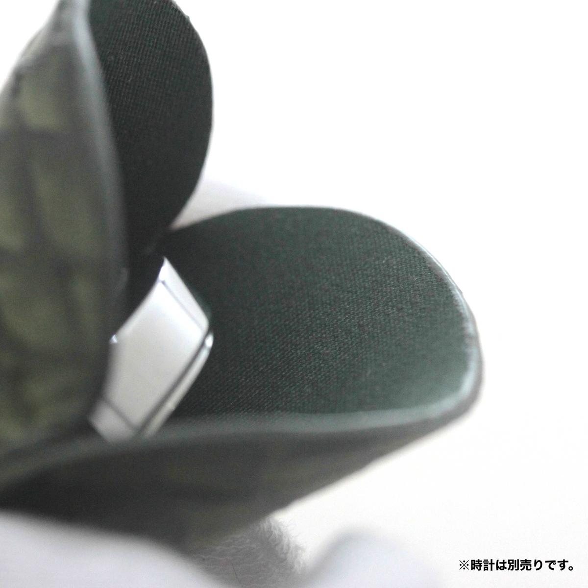 懐中時計専用革サック オリジナル 真鯛　 魚革 シーグリーン  s-leathercase-seagreen-madai 時計を入れた様子