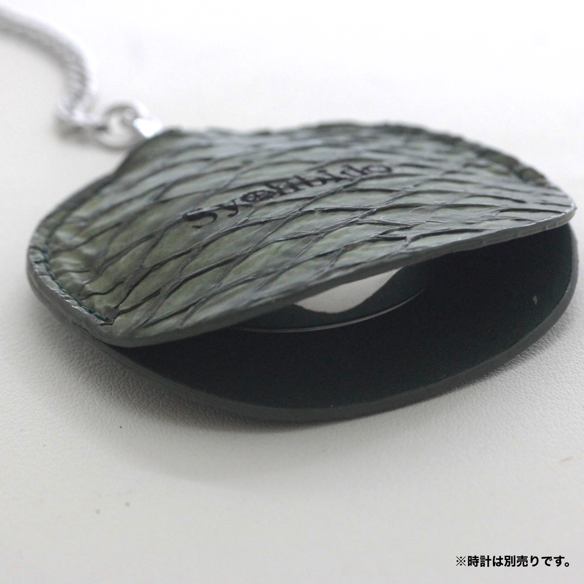 懐中時計専用革サック オリジナル 真鯛　 魚革 シーグリーン  s-leathercase-seagreen-madai 時計を入れた様子