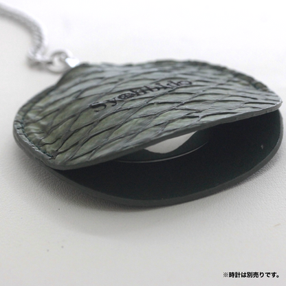 懐中時計専用革サック オリジナル 真鯛　 魚革 シーグリーン  s-leathercase-seagreen-madai 時計を入れた様子