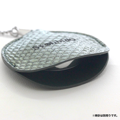 懐中時計専用革サック オリジナル 鮭　 魚革 シーグリーン  s-leathercase-seagreen-sarmon  中に時計を入れた様子