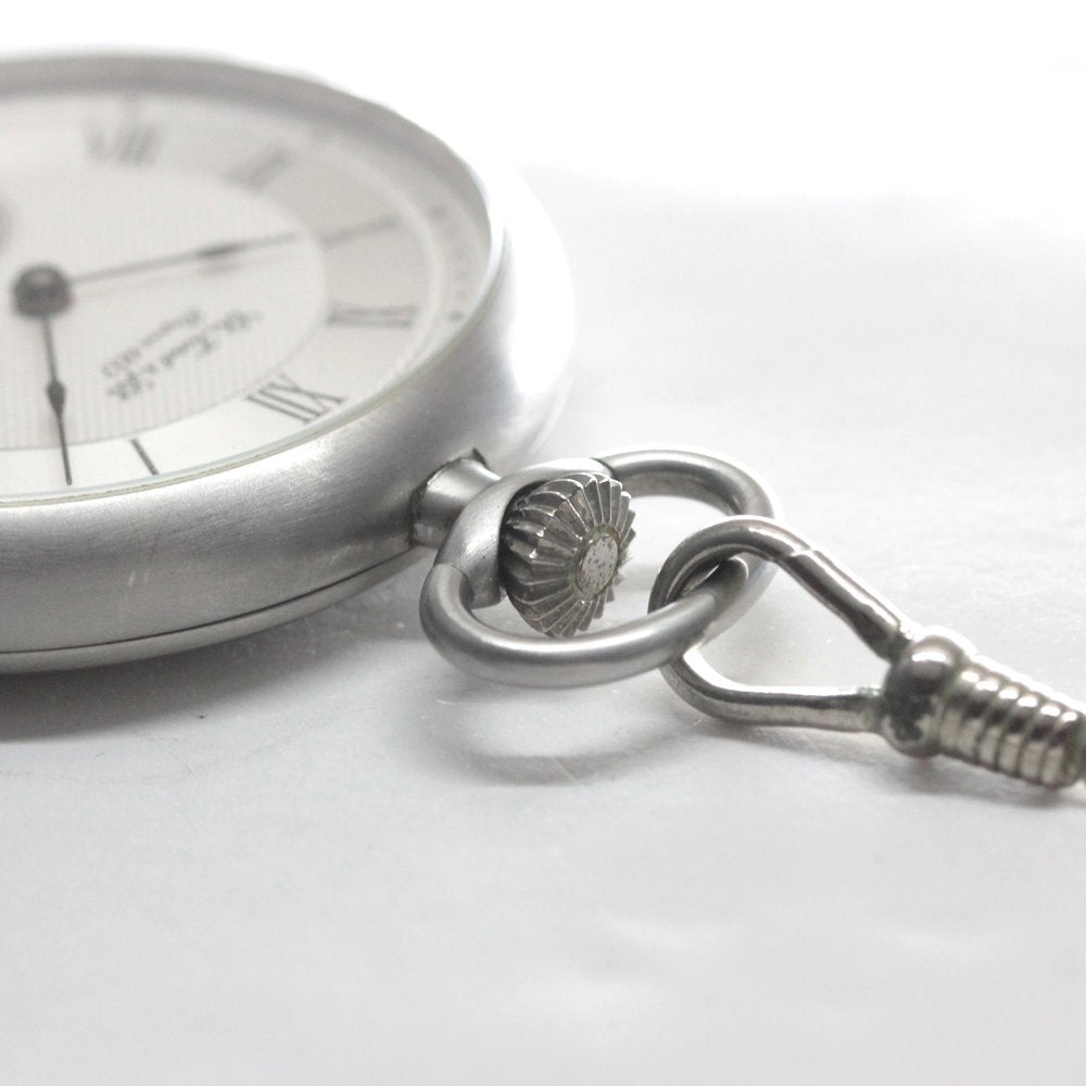 絶版モデルのティソ（TISSOT）/ ヴィンテージウォッチ / シルバーカラーオープンフェイス /ローマン数字/ 手巻き式 / 懐中時計 / tissot-1050　リューズ