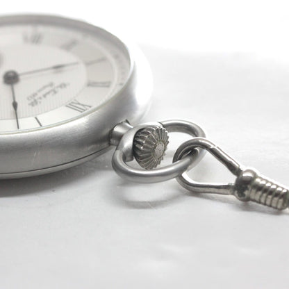 絶版モデルのティソ（TISSOT）/ ヴィンテージウォッチ / シルバーカラーオープンフェイス /ローマン数字/ 手巻き式 / 懐中時計 / tissot-1050　リューズ