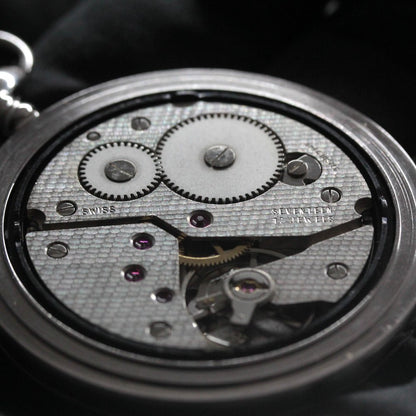 絶版モデルのティソ（TISSOT）/ ヴィンテージウォッチ / シルバーカラー ハンターケース /アラビア数字/ 手巻き式 / 懐中時計 / tissot-1041