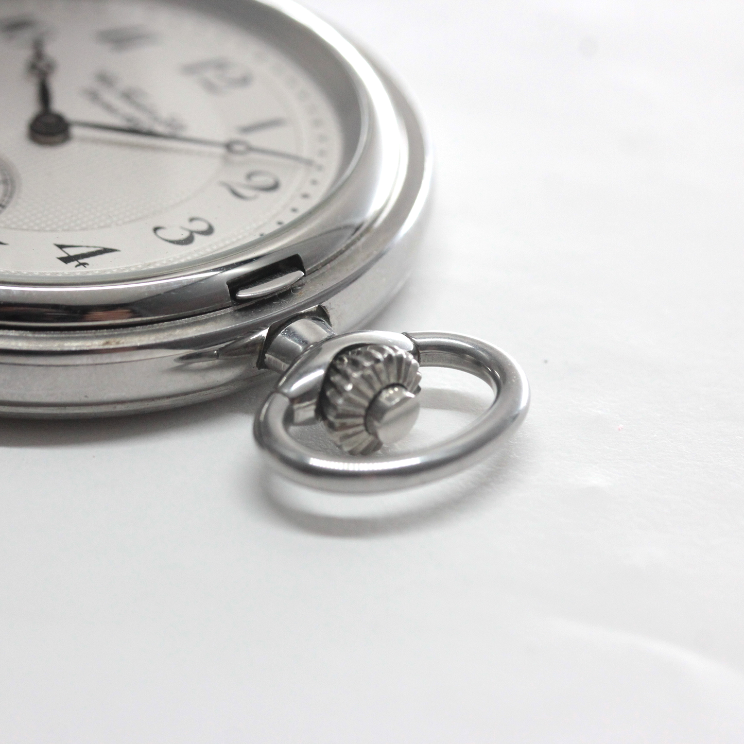 絶版モデルのティソ（TISSOT）/ ヴィンテージウォッチ / シルバーカラー ハンターケース /アラビア数字/ 手巻き式 / 懐中時計 / tissot-1052　リューズ