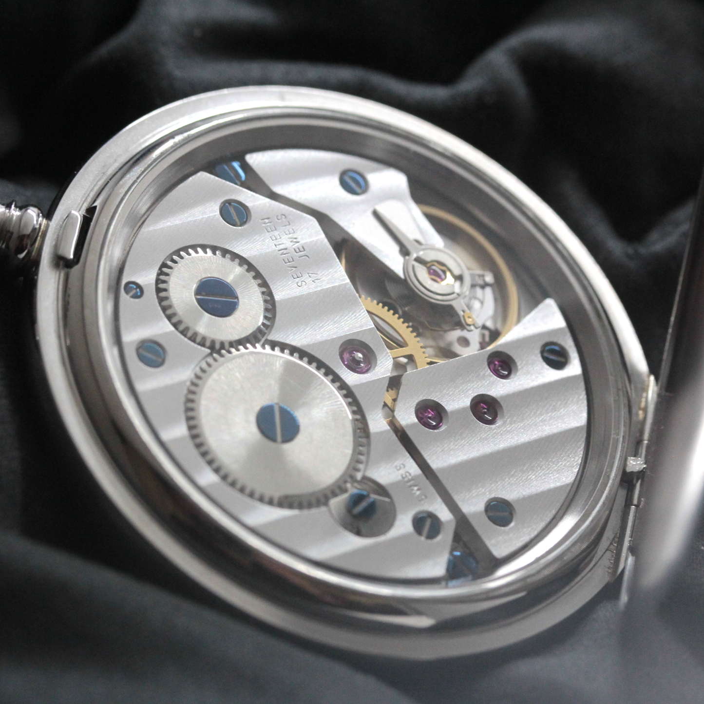 絶版モデルのティソ / TISSOT /24時間時計/ 手巻き式 / ヴィンテージ / tissot-1056　　ムーブメント